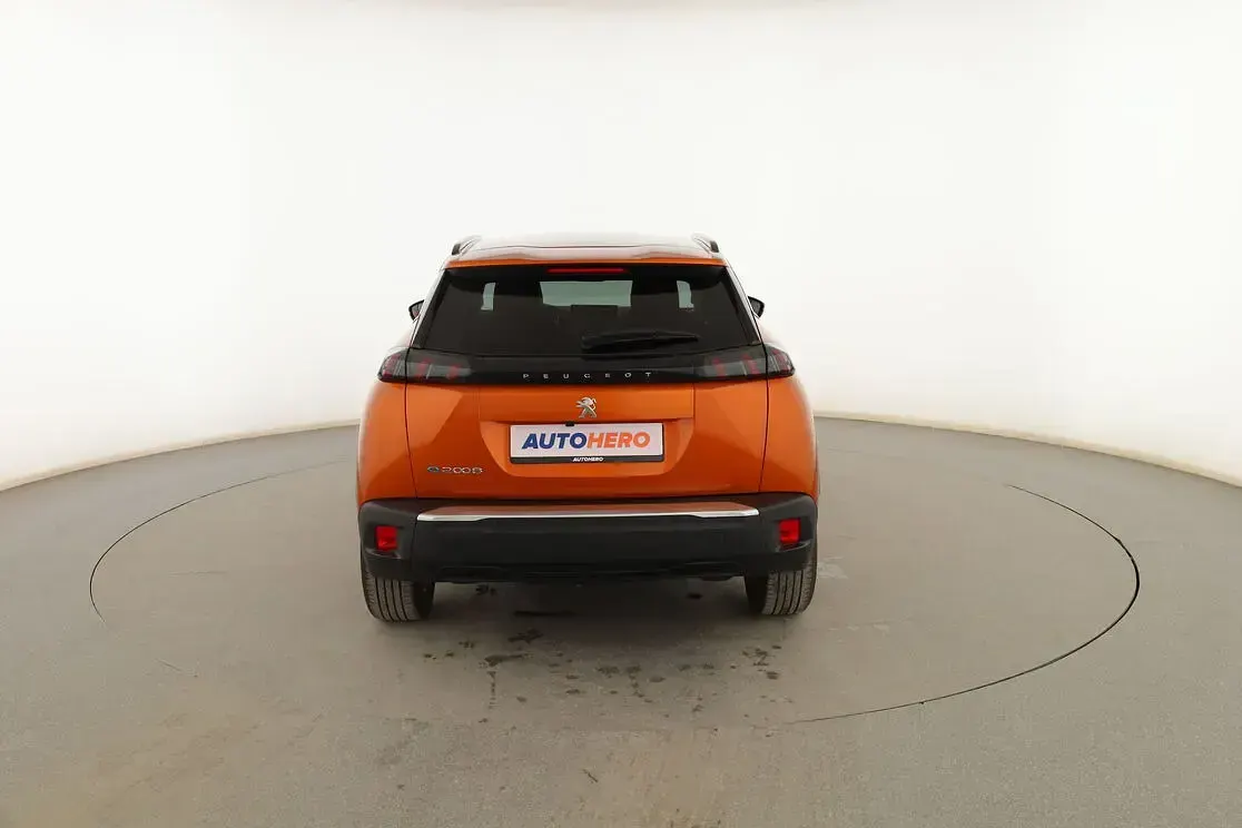 Usado Peugeot e-2008 Allure 100 kW (136 CV) 2022 Naranja SUV
