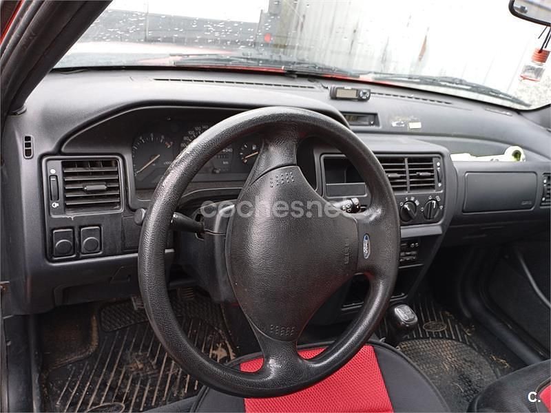 Usado Ford Escort Ghia 90 CV (66 kW) 1995 Rojo Berlina