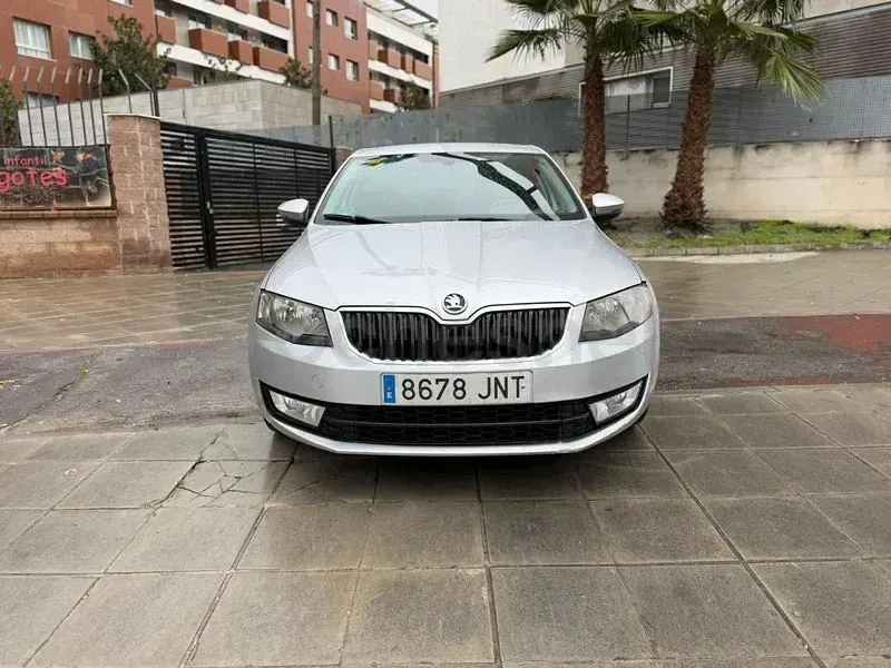 Usado Skoda Octavia Active 110 CV (80 kW) 2016 Gris / plata Familiar
