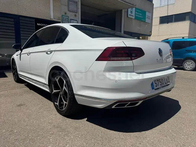Usado VW Passat R-line 150 CV (110 kW) 2021 Blanco Berlina