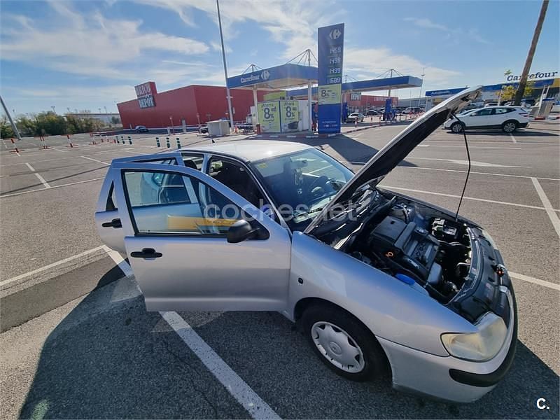 Gris / plata Usado 2002 Seat Cordoba Stella Berlina | 2100 € (Precio justo) - Imagen 1/4