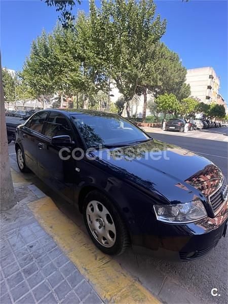 Usado Audi A4 130 CV (95 kW) 2004 Azul Familiar