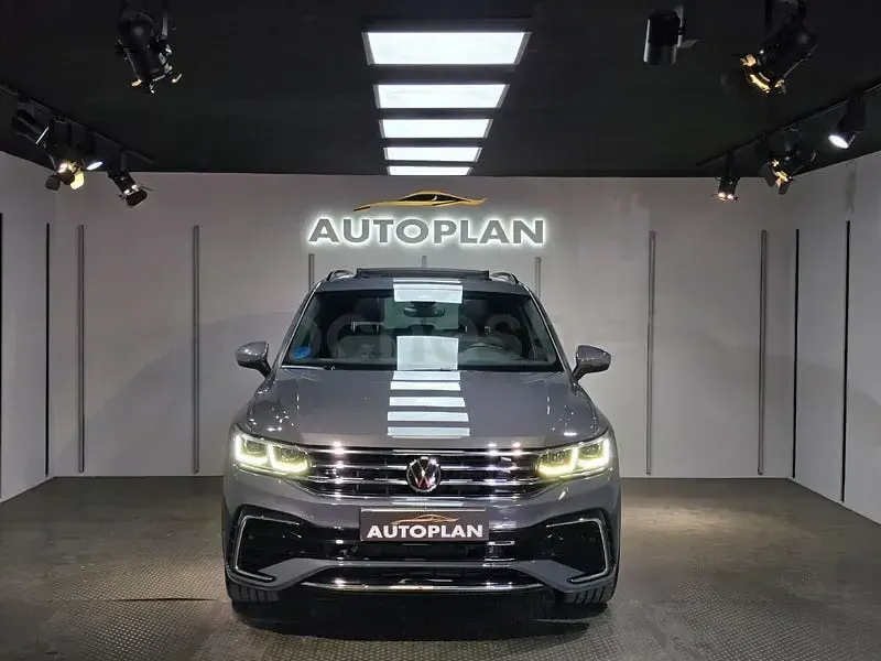 Usado VW Tiguan R-line 245 CV (180 kW) 2022 Gris / plata SUV