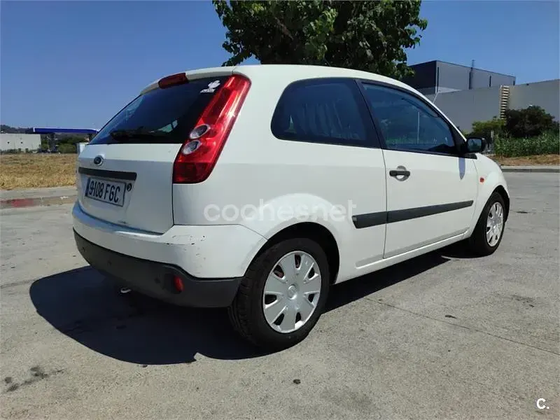 Usado Ford Fiesta 70 CV (51 kW) 2006 Blanco Utilitario