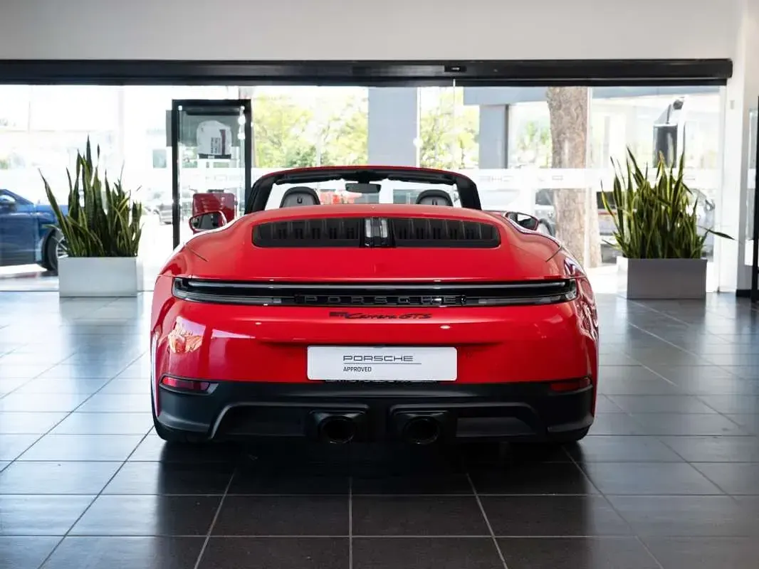 Usado Porsche 992 480 CV (353 kW) 2025 Rojo Descapotable
