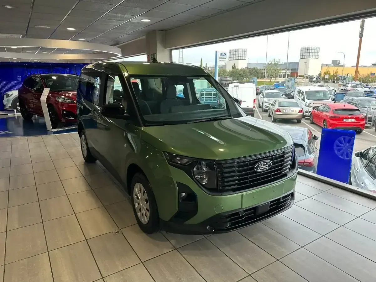Nuevo Ford Tourneo Courier Trend 125 CV (91 kW) 2026 Verde Monovolumen