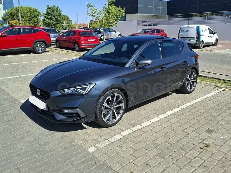 Usado Seat Leon FR 150 CV (110 kW) 2023 Gris / plata Berlina