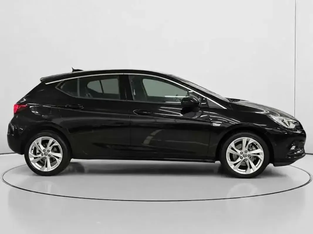 Usado Opel Astra Dynamic 136 CV (100 kW) 2017 Negro Utilitario