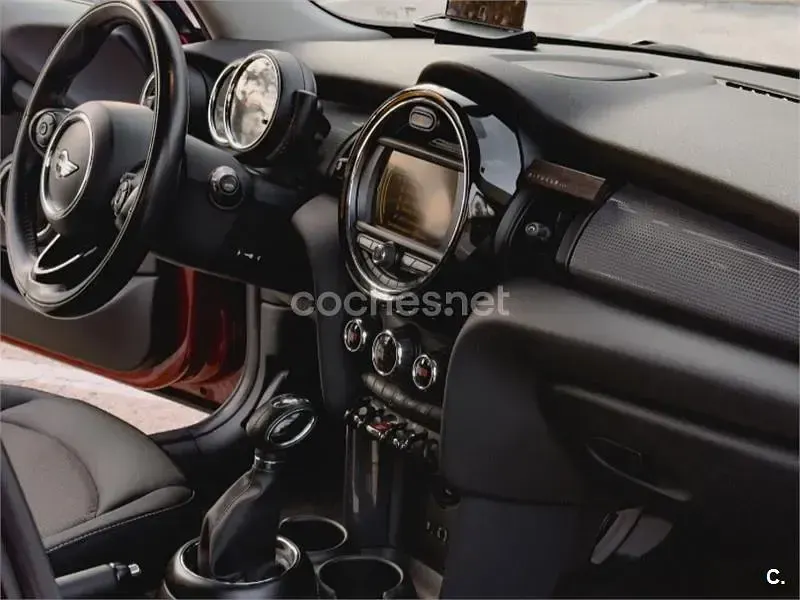 Usado Mini Cooper D 116 CV (85 kW) 2016 Rojo Utilitario