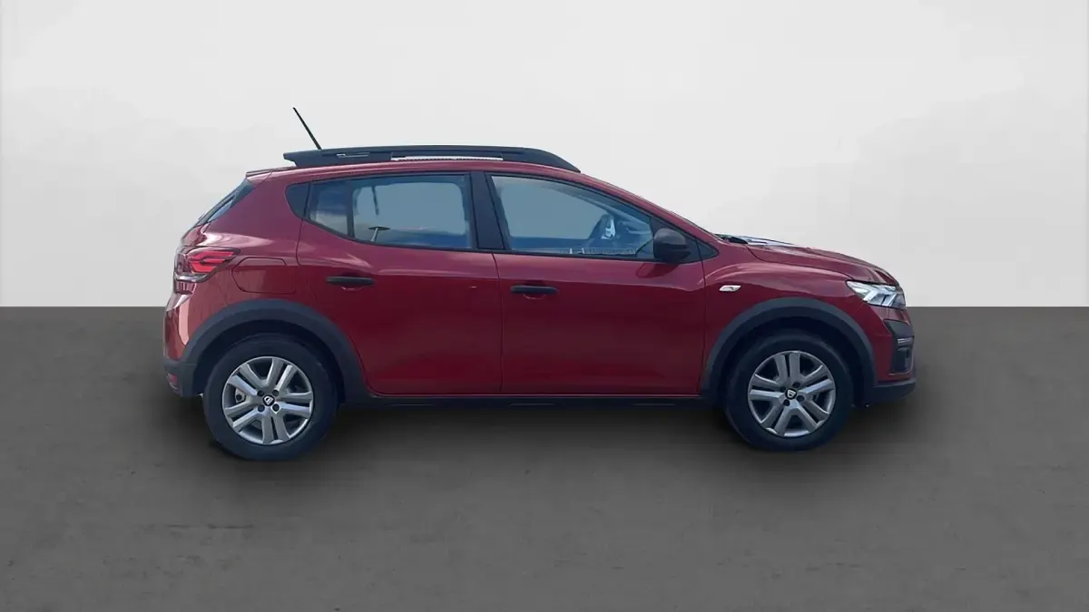 Usado Dacia Sandero Comfort 91 CV (66 kW) 2021 Rojo Berlina