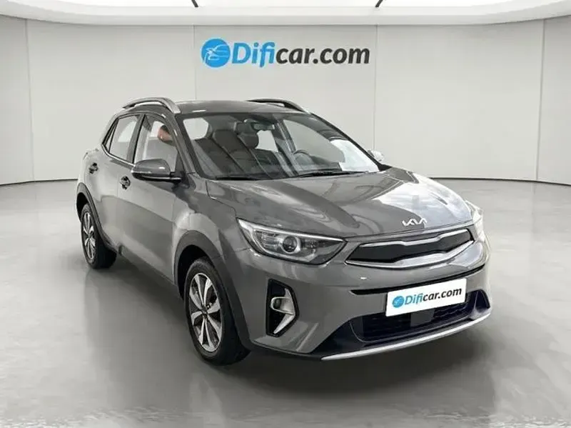 Usado Kia Stonic 120 CV (88 kW) 2023 Gris / plata SUV