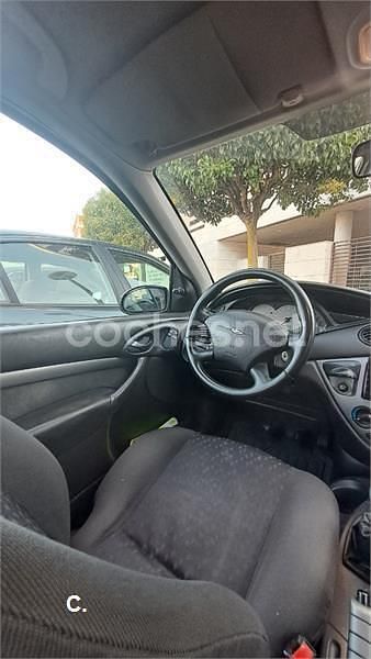 Usado Ford Focus Ambiente 100 CV (73 kW) 1999 Gris / plata Berlina