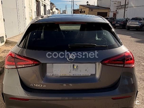 Usado Mercedes A180 109 CV (80 kW) 2019 Gris / plata Berlina
