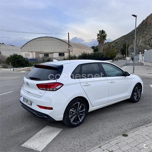 Usado Hyundai i30 110 CV (80 kW) 2022 Blanco Berlina