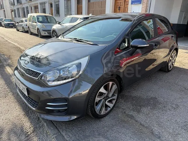 Usado Kia Rio 84 CV (61 kW) 2017 Gris / plata Berlina