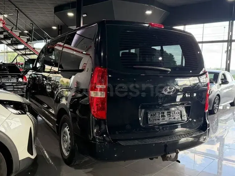 Usado Hyundai H-1 140 CV (102 kW) 2008 Negro Monovolumen