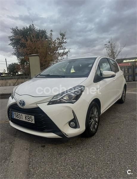 Usado Toyota Yaris Hybrid Active 100 CV (73 kW) 2017 Blanco Berlina