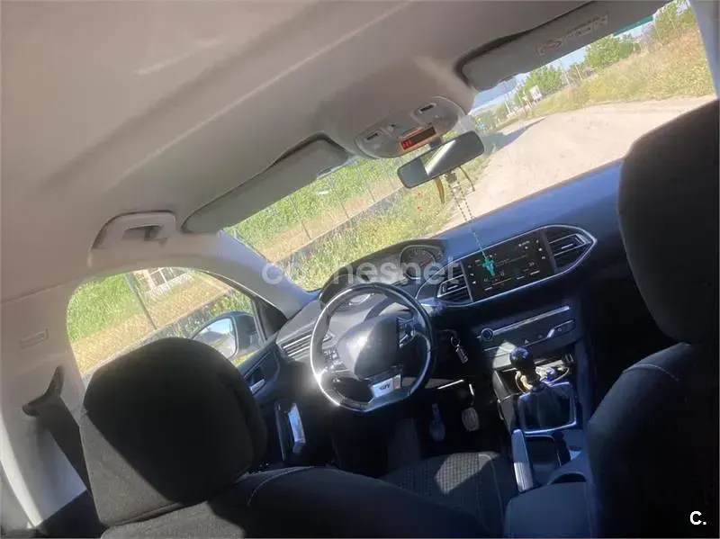 Usado Peugeot 308 Allure 100 CV (73 kW) 2019 Blanco Berlina