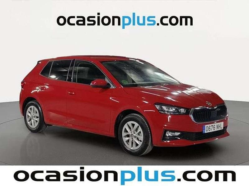 Usado Skoda Fabia Selection 95 CV (69 kW) 2025 Rojo Utilitario