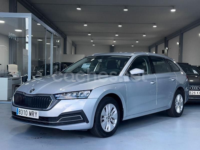 Gris / plata Usado 2024 Skoda Octavia Selection Familiar | 28.500 € (Precio justo) - Imagen 1/4