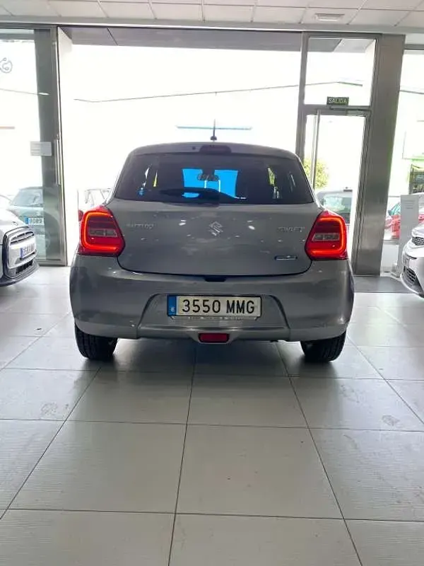 Usado Suzuki Swift 83 CV (61 kW) 2023 Gris Utilitario