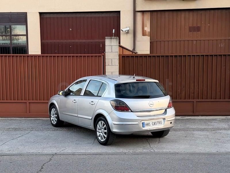 Usado Opel Astra Cosmo 100 CV (73 kW) 2008 Gris / plata Berlina