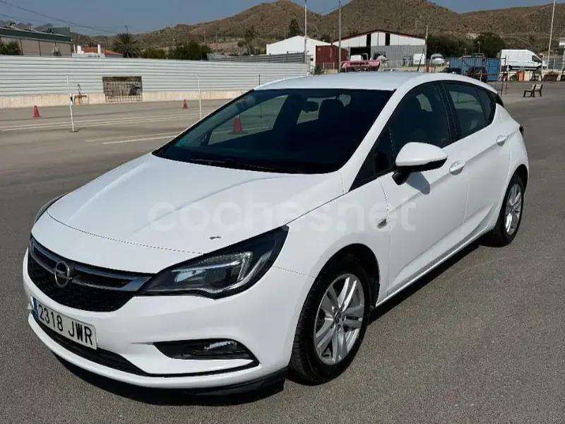 Usado Opel Astra Dynamic 110 CV (80 kW) 2016 Blanco Berlina