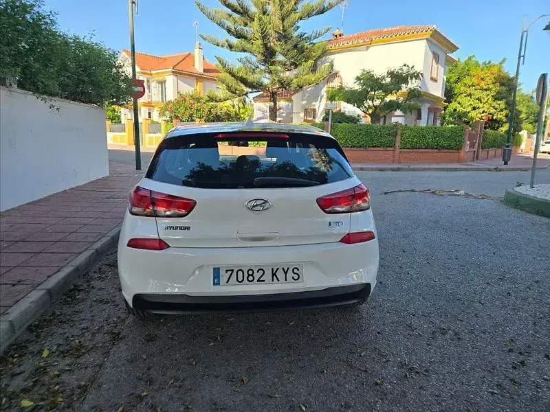 Usado Hyundai i30 95 CV (69 kW) 2018 Blanco Berlina