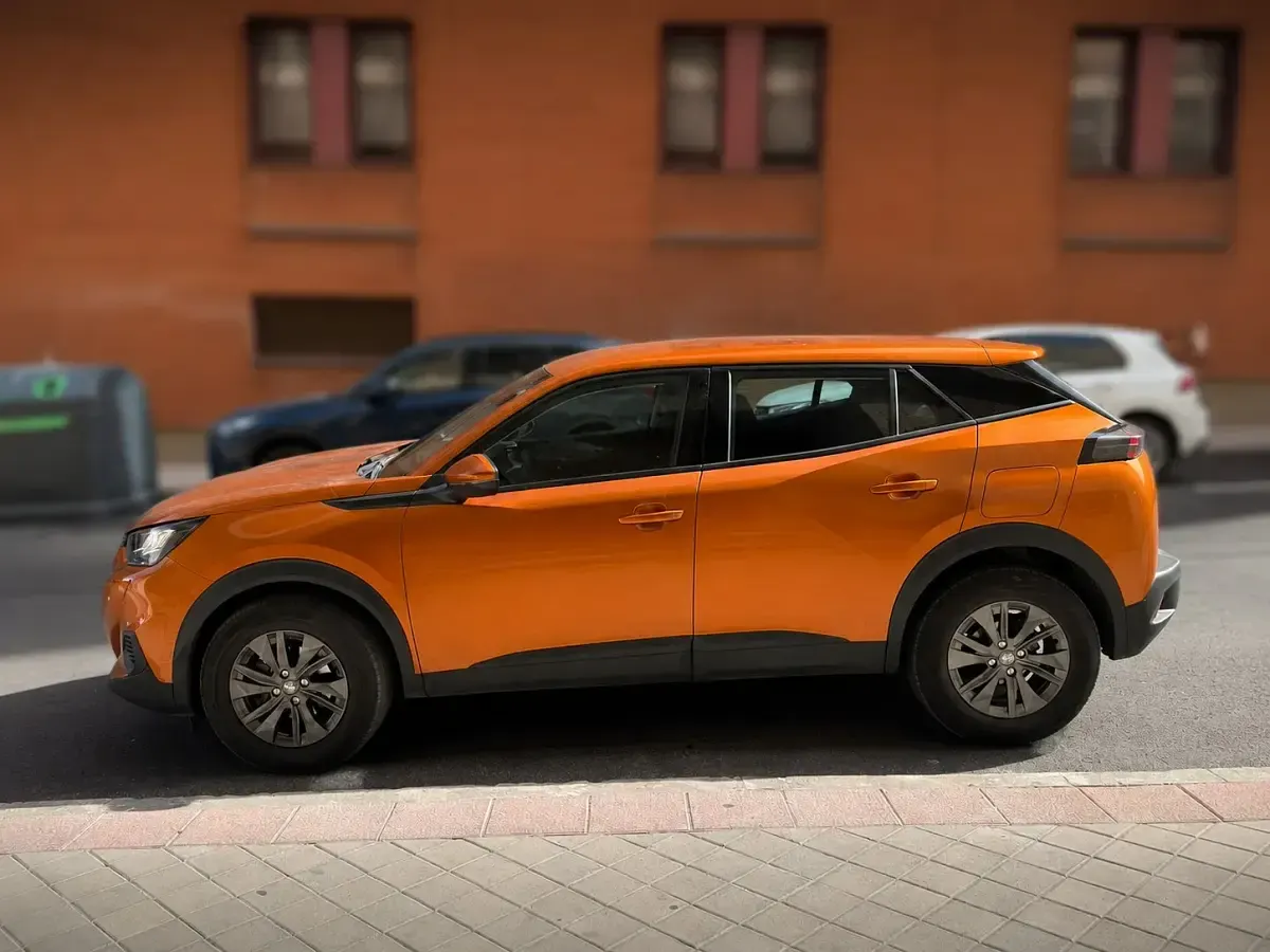 Usado Peugeot 2008 Allure 100 CV (73 kW) 2021 Naranja SUV