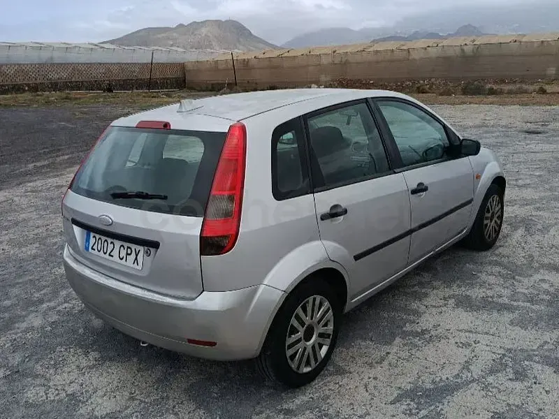 Usado Ford Fiesta Ambiente 70 CV (51 kW) 2003 Gris / plata Utilitario