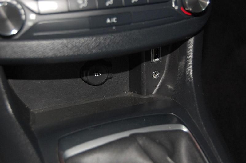 Usado Peugeot 308 SW Access 100 CV (73 kW) 2016 Gris / plata Familiar