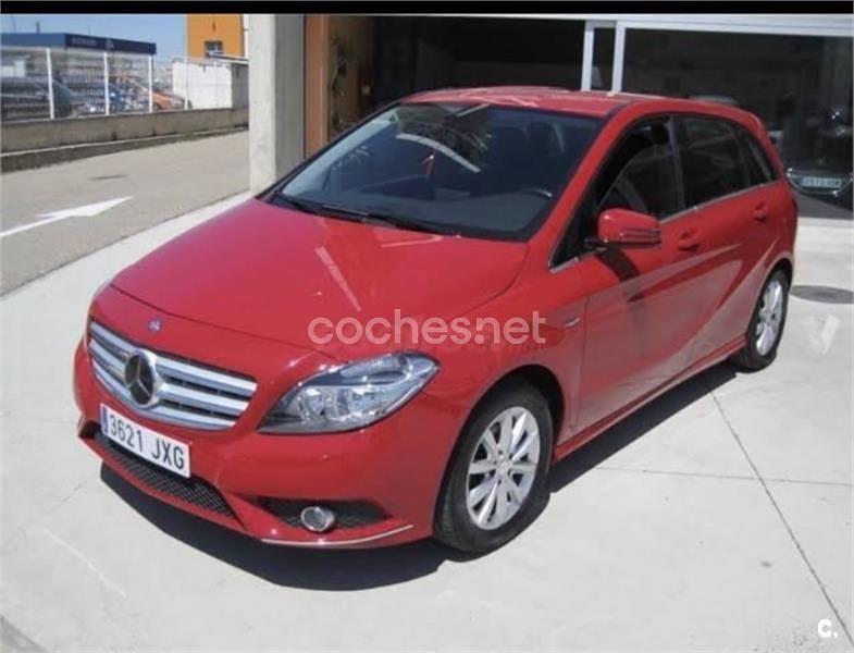 Usado Mercedes B180 109 CV (80 kW) 2014 Rojo Monovolumen
