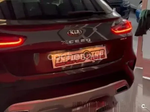 Usado Kia XCeed 136 CV (100 kW) 2021 Gris / plata SUV