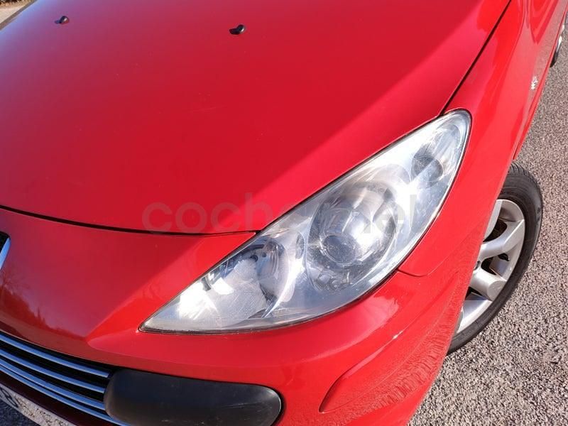 Usado Peugeot 307 CC 110 CV (80 kW) 2007 Rojo Descapotable