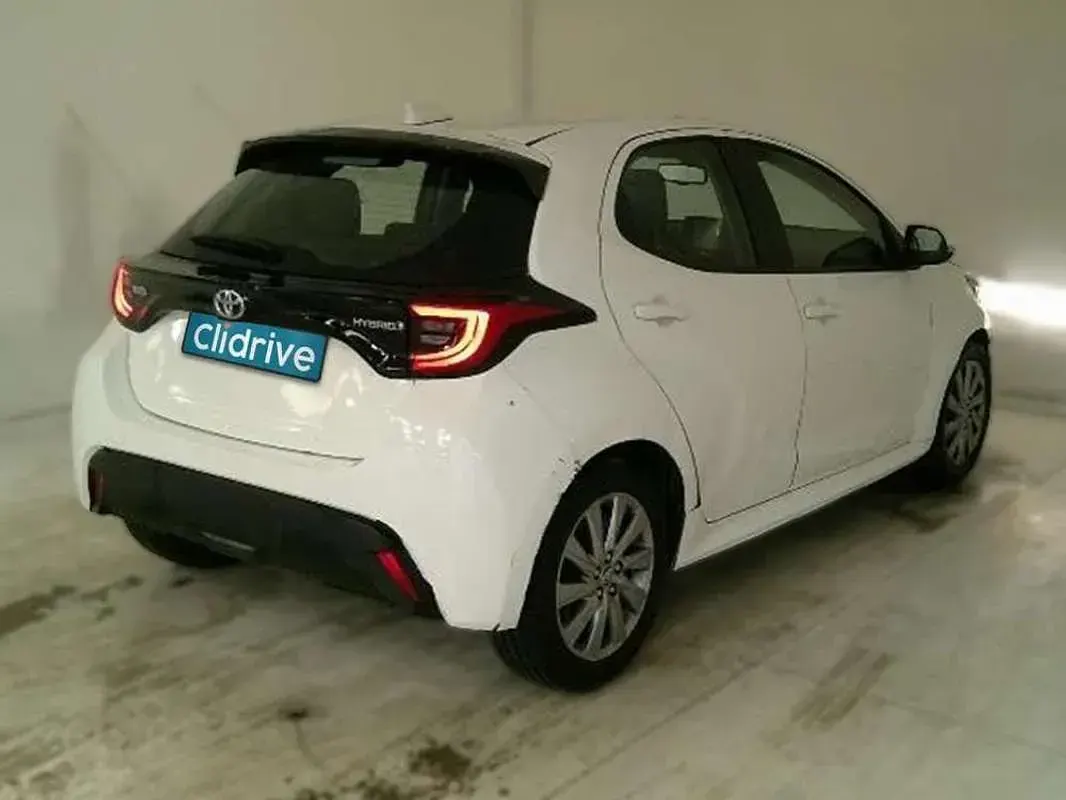 Usado Toyota Yaris Hybrid Active 116 CV (85 kW) 2022 Blanco Utilitario