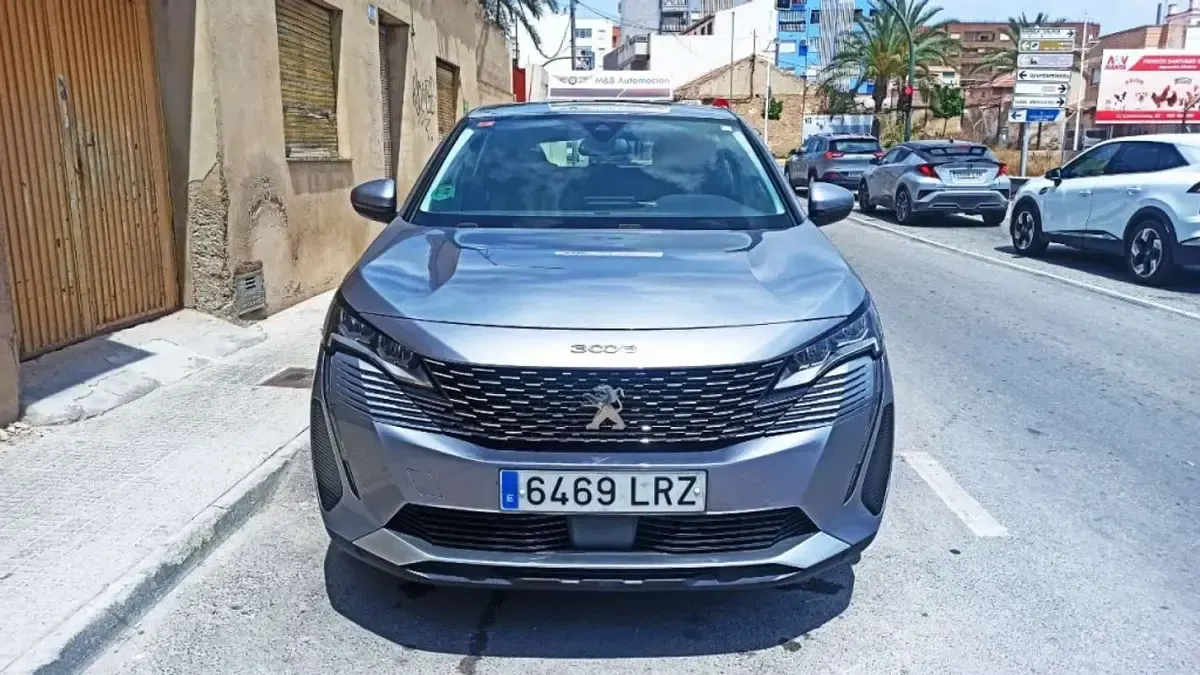 Usado Peugeot 3008 Active 131 CV (96 kW) 2021 Gris SUV