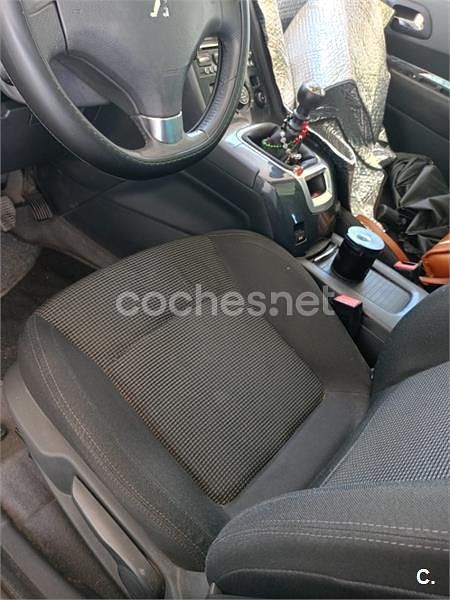 Usado Peugeot 5008 Active 112 CV (82 kW) 2011 Blanco Monovolumen