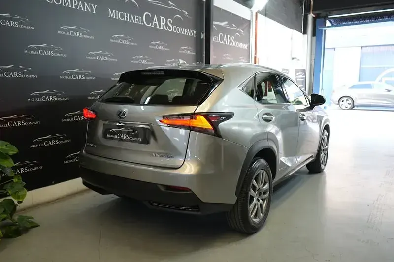 Usado Lexus NX300h Executive Line 197 CV (144 kW) 2016 Gris / plata SUV