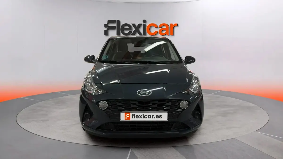 Usado Hyundai i10 67 CV (49 kW) 2023 Gris Utilitario