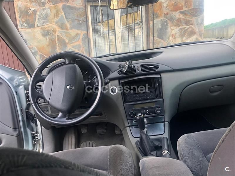 Usado Renault Laguna II Authentique 100 CV (73 kW) 2002 Gris / plata Berlina