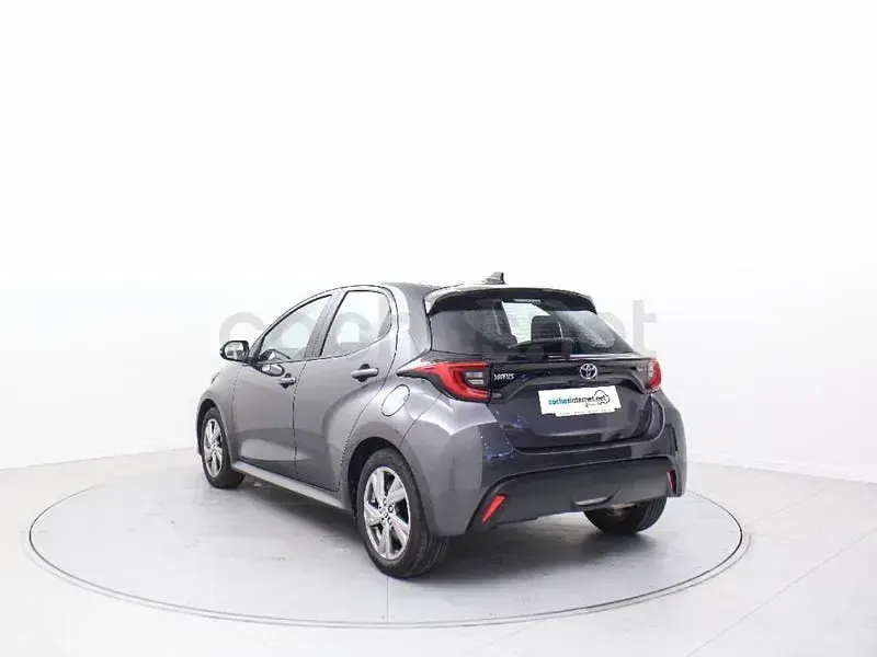 Usado Toyota Yaris Hybrid Active 116 CV (85 kW) 2025 Gris / plata Berlina