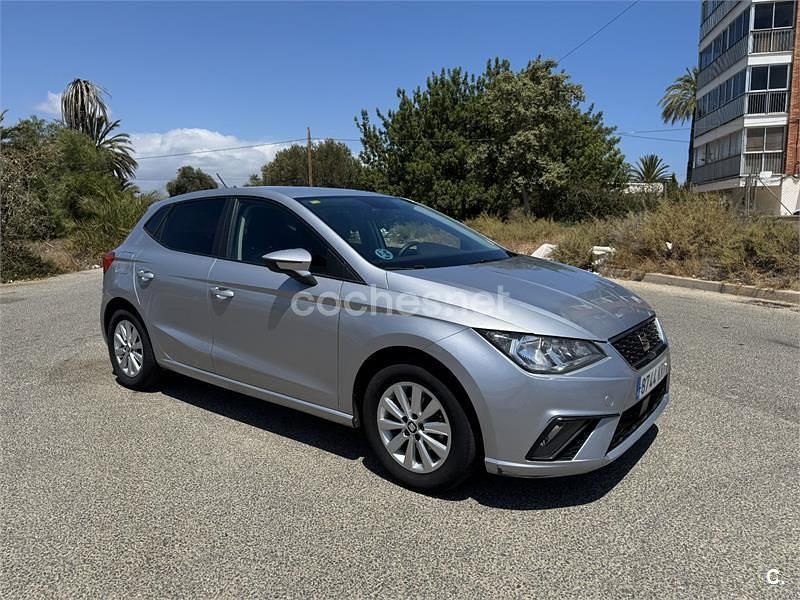 Usado Seat Ibiza Style Plus 80 CV (58 kW) 2018 Gris / plata Utilitario