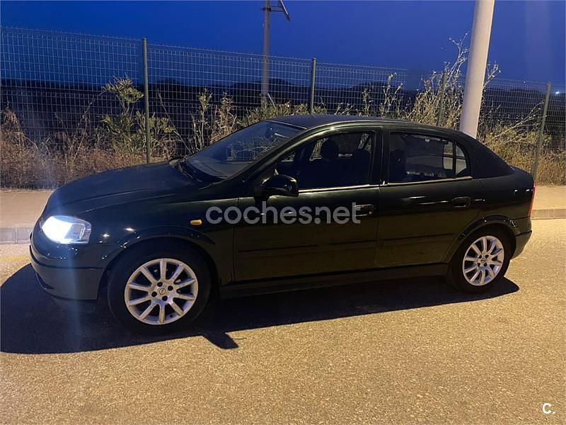 Usado Opel Astra 100 CV (73 kW) 1998 Verde Berlina