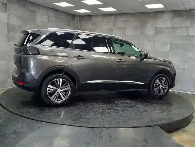 Usado Peugeot 5008 Allure 131 CV (96 kW) 2022 Gris SUV