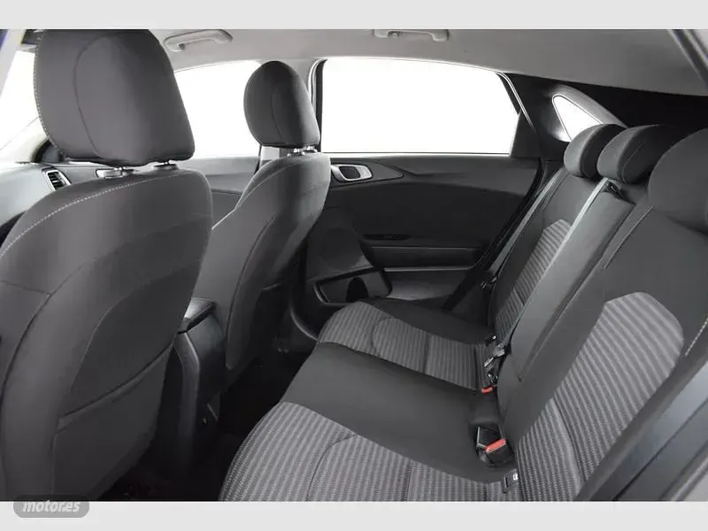 Usado Kia Ceed 100 CV (73 kW) 2024 Blanco Utilitario