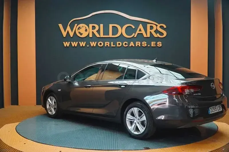 Usado Opel Insignia Edition 122 CV (89 kW) 2022 Gris / plata Berlina