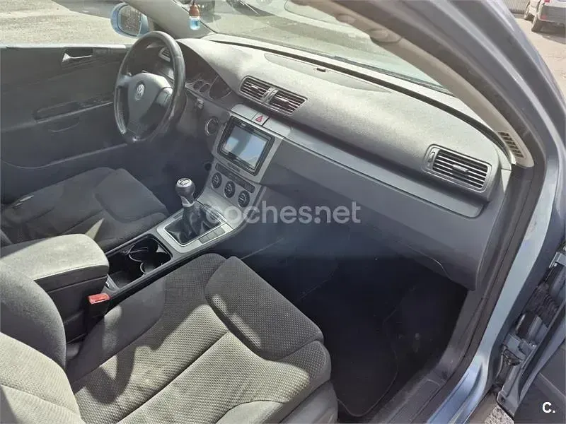 Usado VW Passat Sportline 140 CV (102 kW) 2005 Gris / plata Berlina