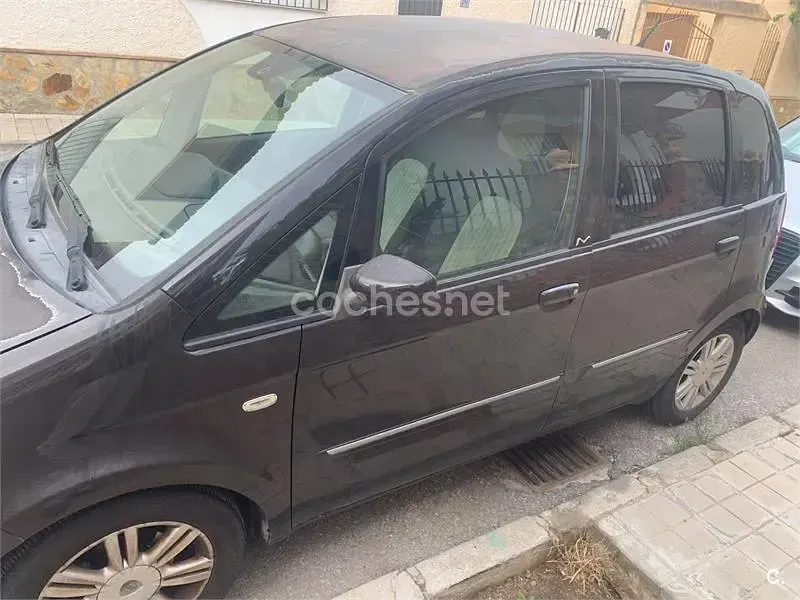 Usado Lancia Musa 95 CV (69 kW) 2006 Negro Monovolumen