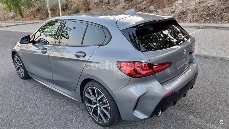 Usado BMW 118 150 CV (110 kW) 2023 Gris / plata Utilitario