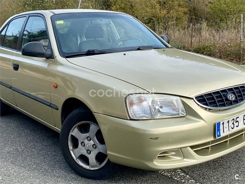 Gris / plata Usado 2002 Hyundai Accent Berlina | 1650 € - Imagen 1/4